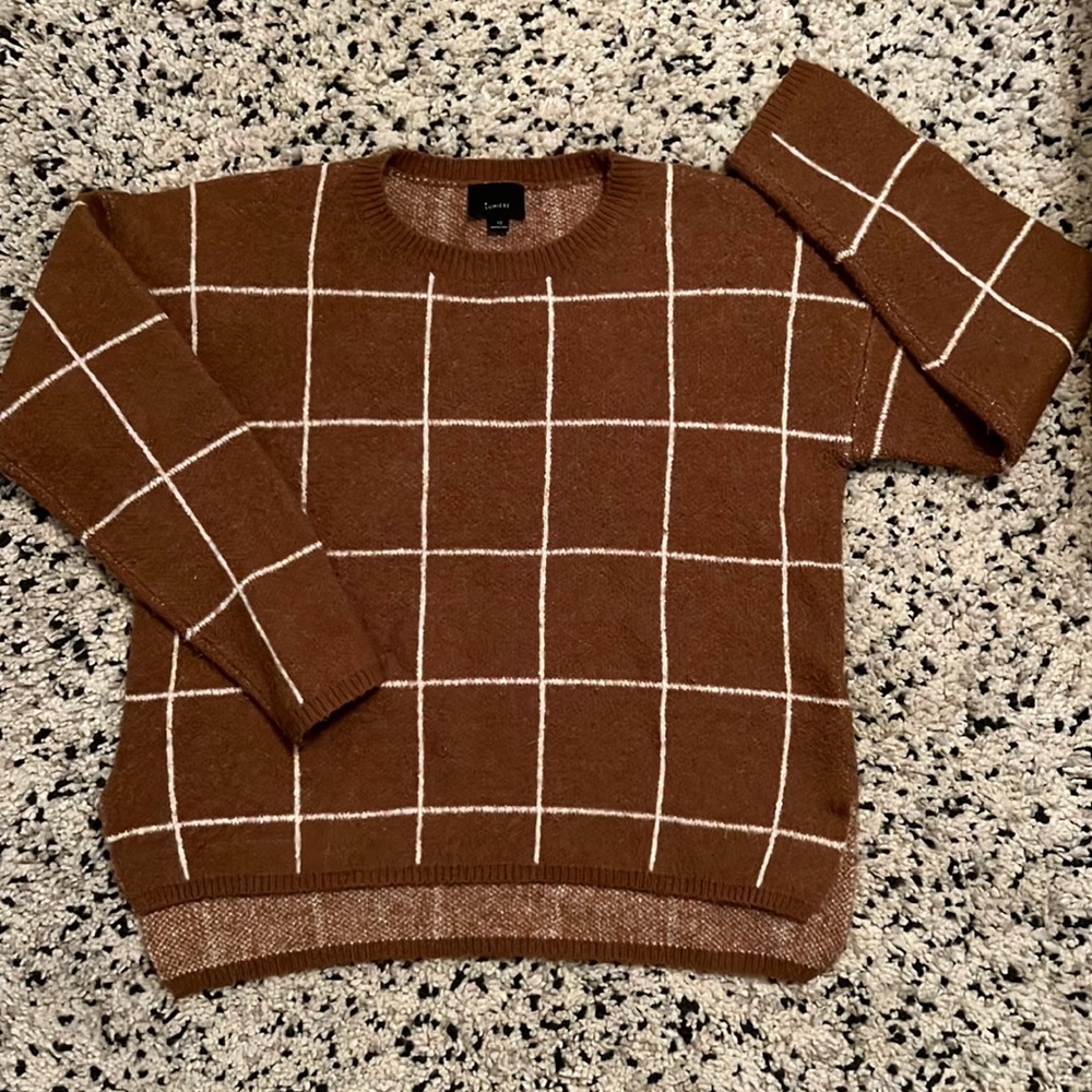 Taylor Swift’s checkered wool sweater!